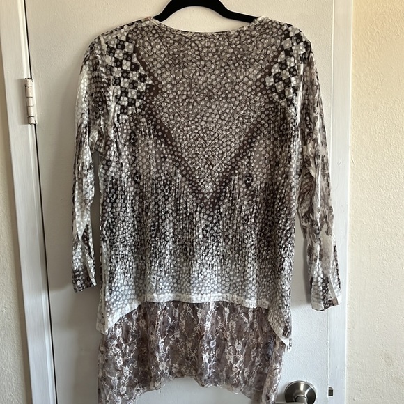 Kamana Sheer animal print tunic with lining and lace. Size Medium - Picture 4 of 5